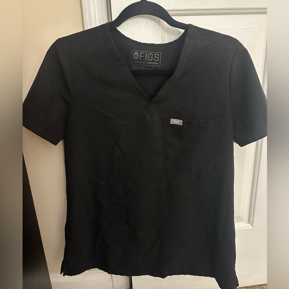 Figs black one pocket top- small